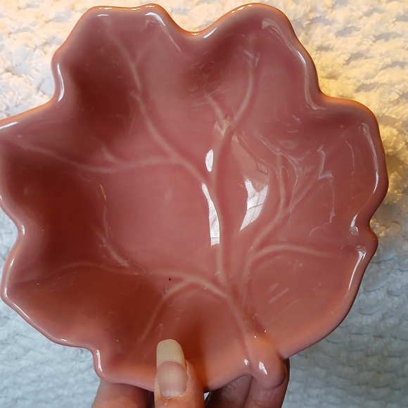 5 Beautiful Dusty Pink Leaf-Shaped Ceramic Bowls - Picture 5 of 9